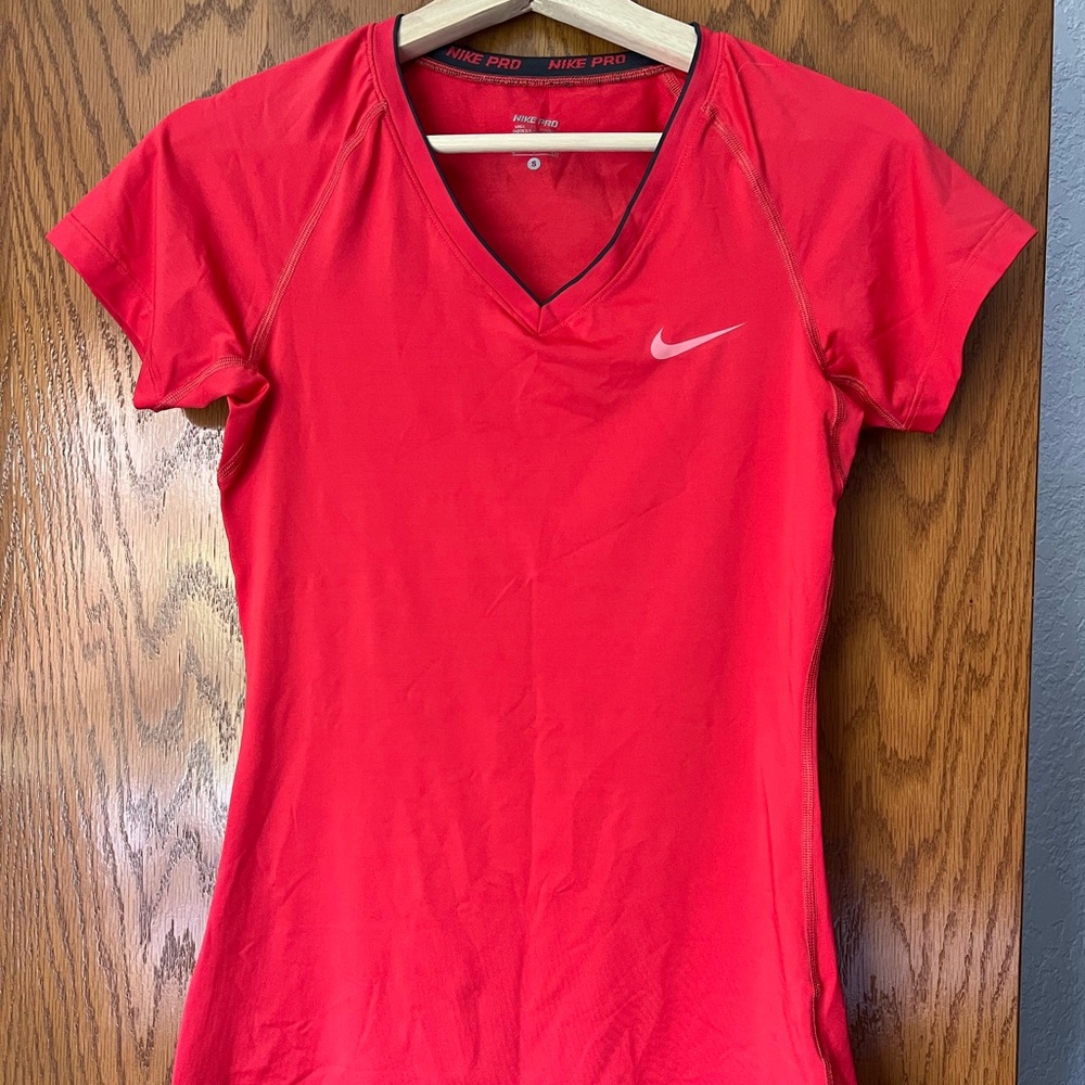 Nike Pro Womens Pullover T-Shirt Red Short Sleeve V Neck Stretch Dri Fit S